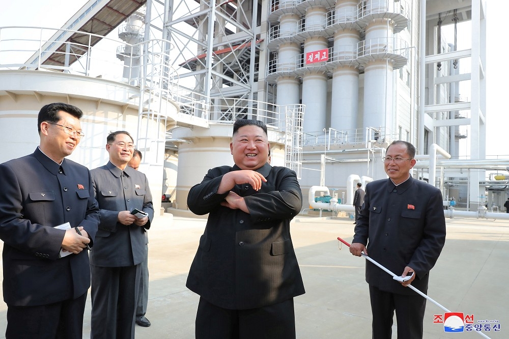 北韓官媒發布金正恩出席肥料廠剪綵儀式的照片。（湯森路透）