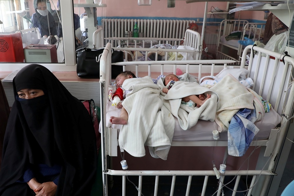 醫院內部分嬰兒在12日的攻擊中失去母親。（湯森路透）