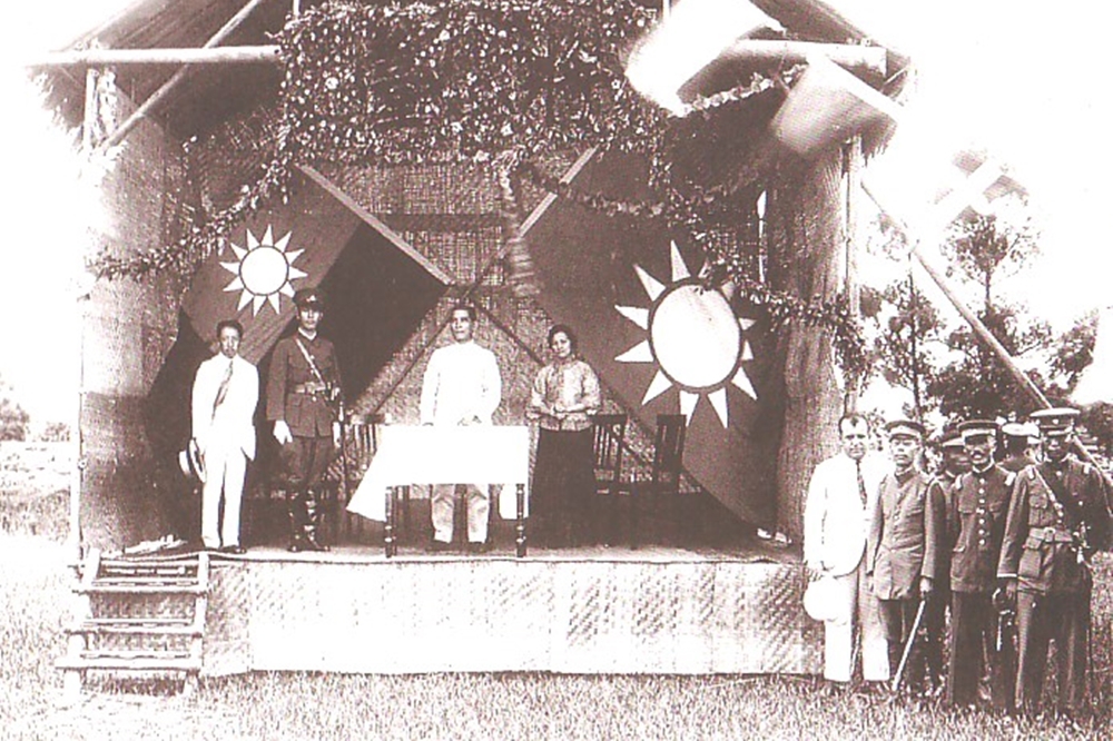 孫中山在黃埔軍校開學典禮演講，台上由左至右分別是廖仲愷、蔣介石、孫中山、宋慶齡（圖片取自維基百科）