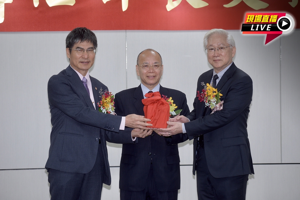 左起科技部前部長陳良基、張景森、新任部長吳政忠。（張哲偉攝）