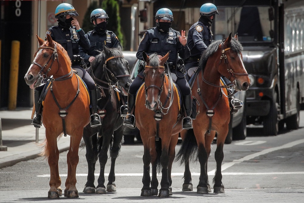 紐約市騎警隊出現在時代廣場前。（湯森路透）