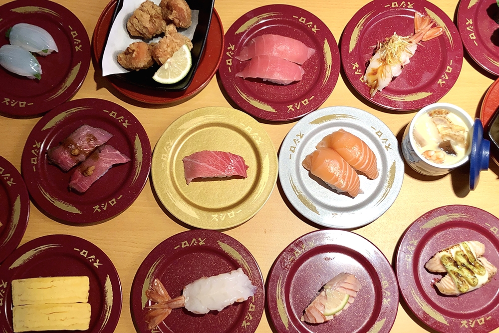 「壽司郎」的菜單常態提供 130 款以上，其中以紅盤的 40 元品項最多。（洪卉琳攝）