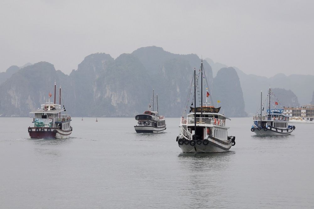 越南下龍灣的觀光船也受到新冠肺炎疫情影響，生意下滑。（湯森路透）