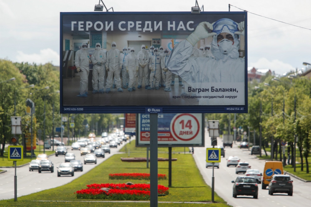 俄羅斯街頭大型「感謝醫護人員」的看板。（湯森路透）