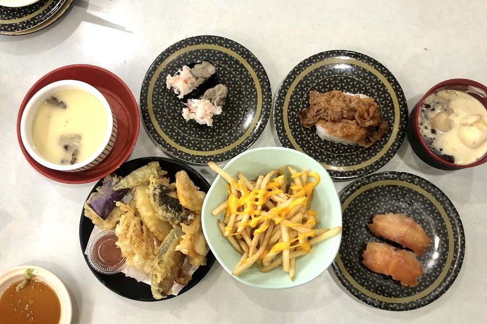 以記者吃遍不少迴轉壽司的經驗，「はま寿司」就是熟食大贏生食壽司。（洪卉琳攝）