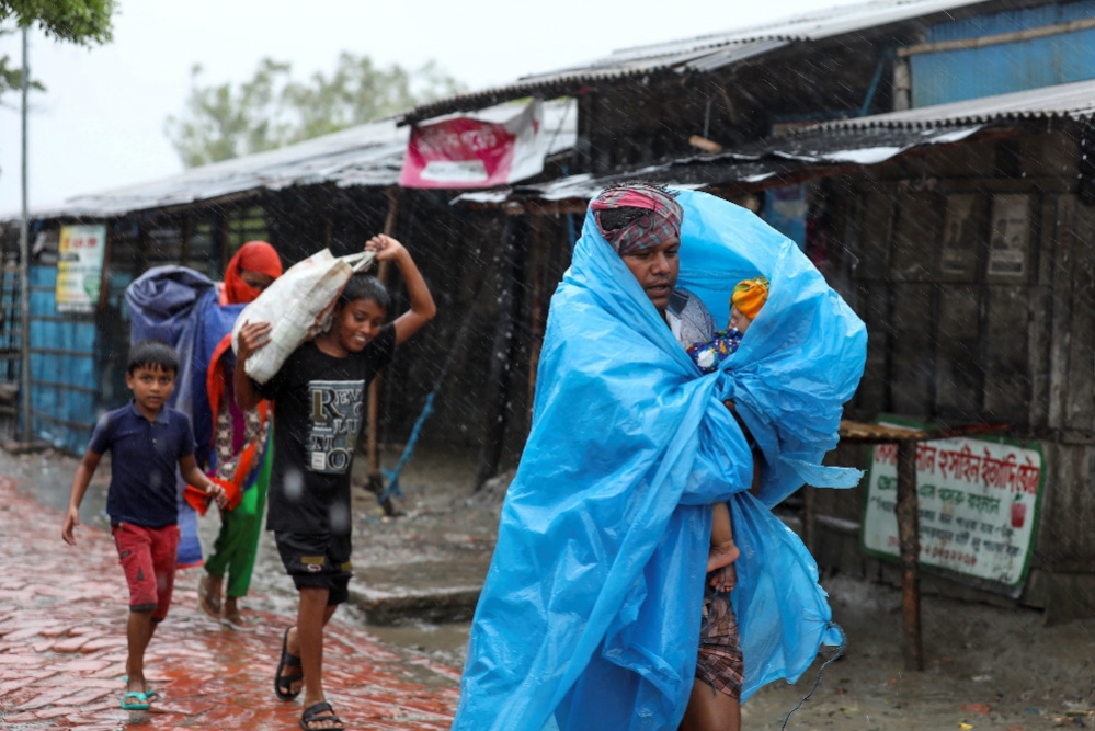 強烈熱帶氣旋衝擊印度和孟加拉，讓百萬人被迫撤離。（湯森路透）