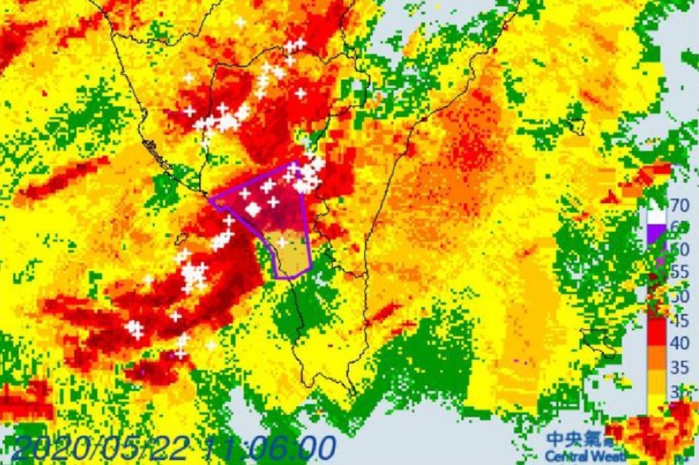 中央氣象局上午11時17分針對「屏東縣」發布大雷雨即時訊息，持續時間至12時15分止。（取自中央氣象局）