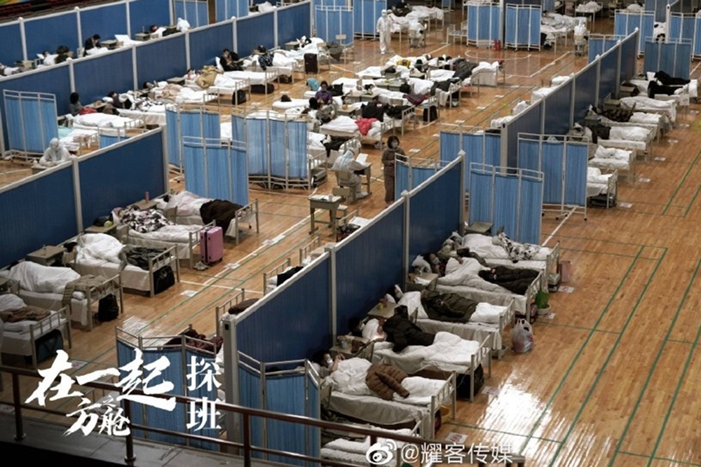 中國抗疫劇《在一起》近日公布首批片場照，劇中的「方艙醫院」場景首度曝光（翻攝自耀客傳媒微博）
