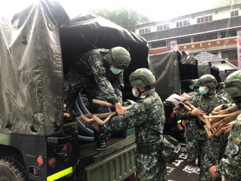 軍方已進駐屏東山區待命。（國防部提供）