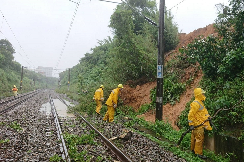 台鐵新豐站至竹北站間稍早傳出土石滑落至軌道路線事件，經搶修後，目前已恢復雙線行車，限速40 公里。（台鐵提供）