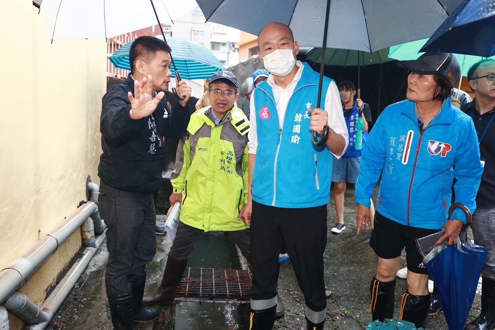 受到滯留鋒面影響及西南風影響，高雄雨勢大，市長韓國瑜也馬不停蹄進行勘災。（高雄市府提供）