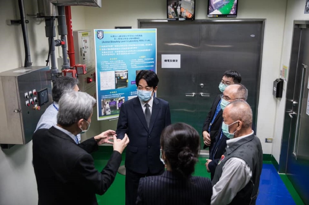 副總統賴清德22日赴竹南的國家衛生研究院參訪，了解現階段武漢肺炎疫苗的研發進度。（取自賴清德臉書）