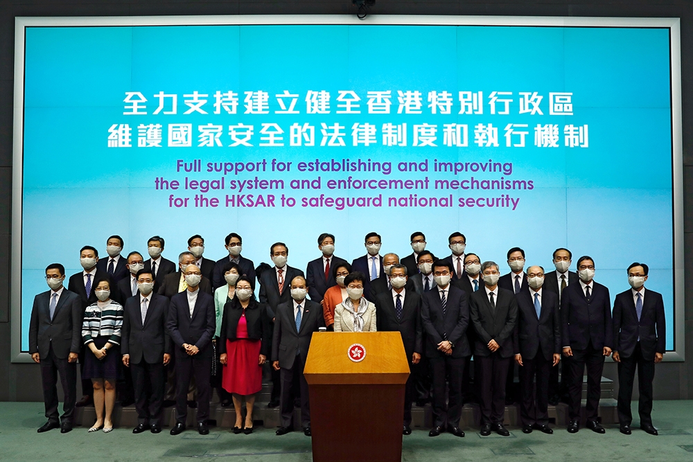 香港特首林鄭月娥22日率全體官員宣示支持北京制定《國安法》。（湯森路透）
