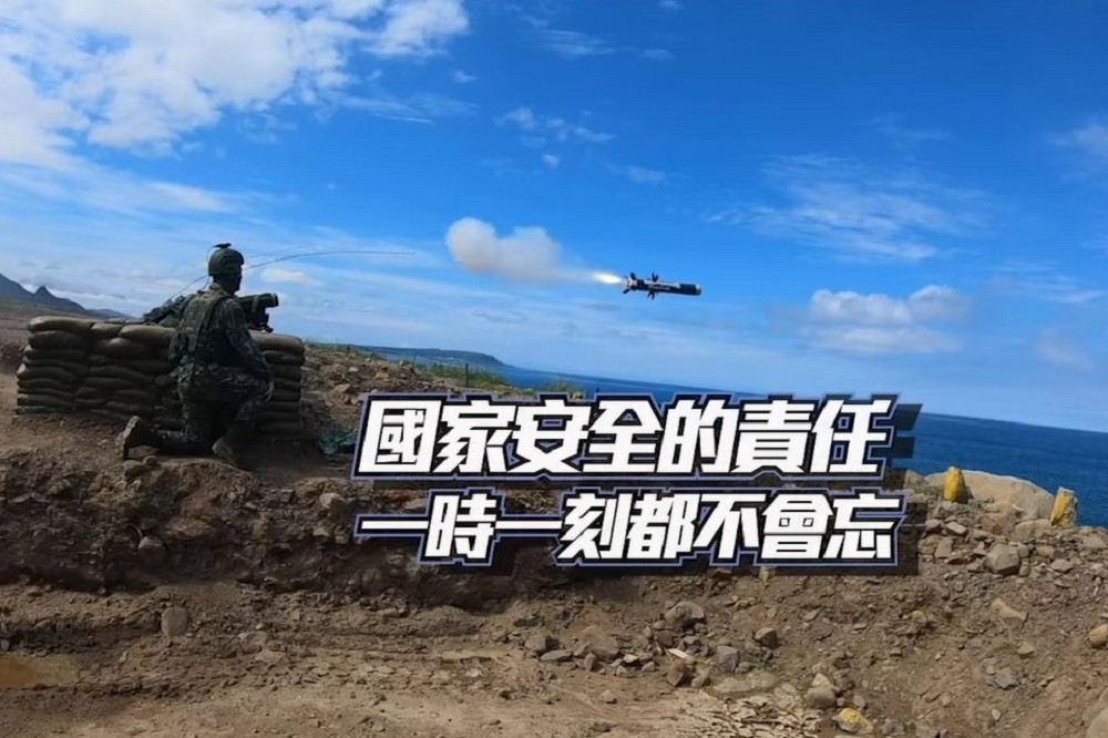中國軍媒《艦船知識》發布「台海作戰推演」影片，宣稱4分鐘內癱瘓全臺機場，青年日報22日公布「24小時捍衛國家」影片反擊。（畫面截自青年日報臉書）