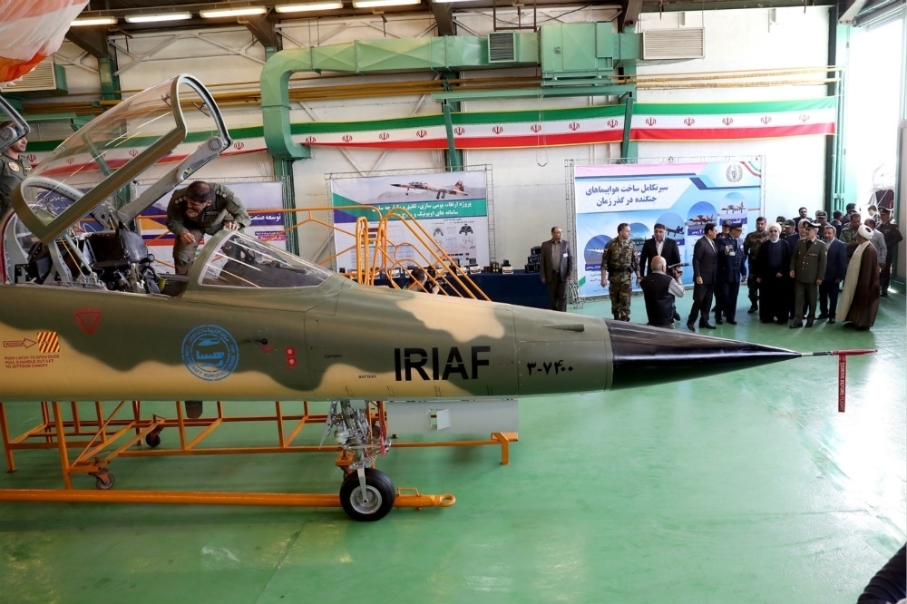伊朗總統魯哈尼親自視察國產新戰機「天河」。（圖片取自伊朗總統府）