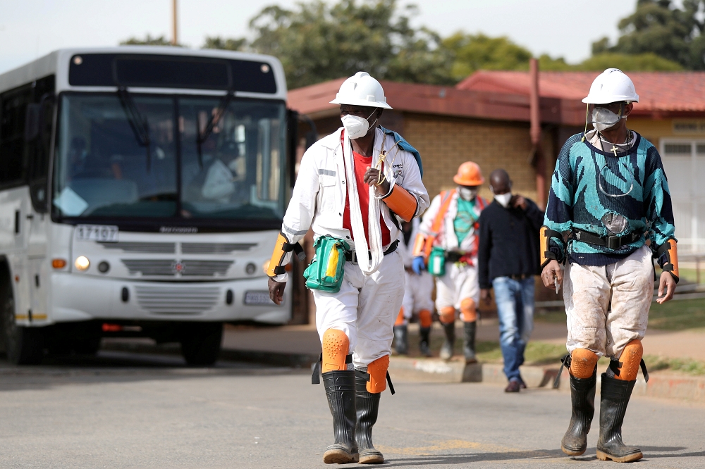 南非的礦工戴口罩前往上班。（湯森路透）