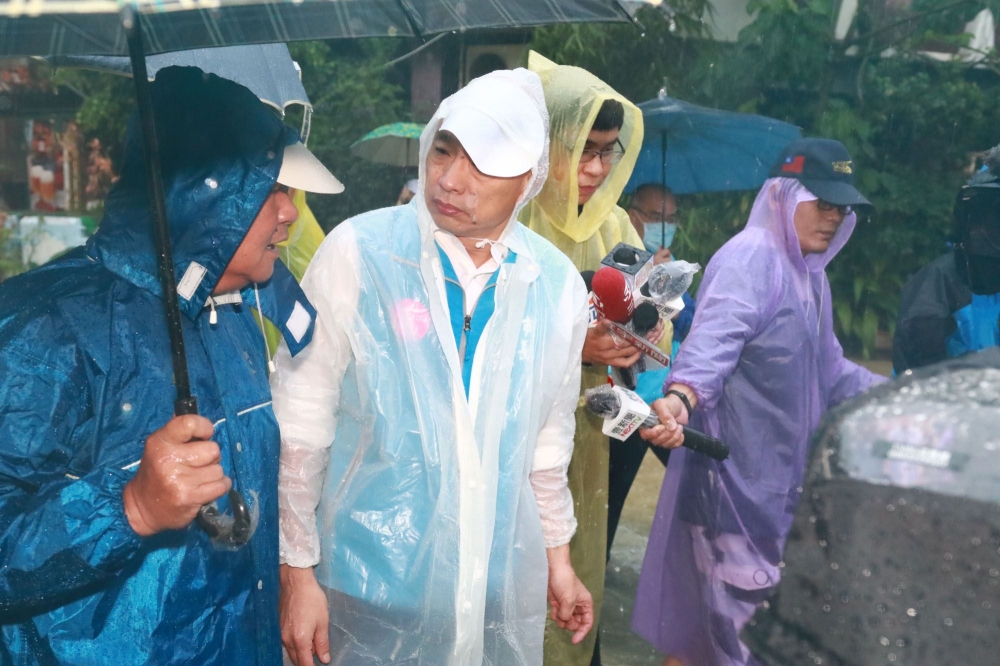 高雄市長韓國瑜近日奔走各區勘災，並親自坐鎮應變中心，更要求相關單位29日前提交檢討報告，超前處置此次豪雨危機。（讀者提供）