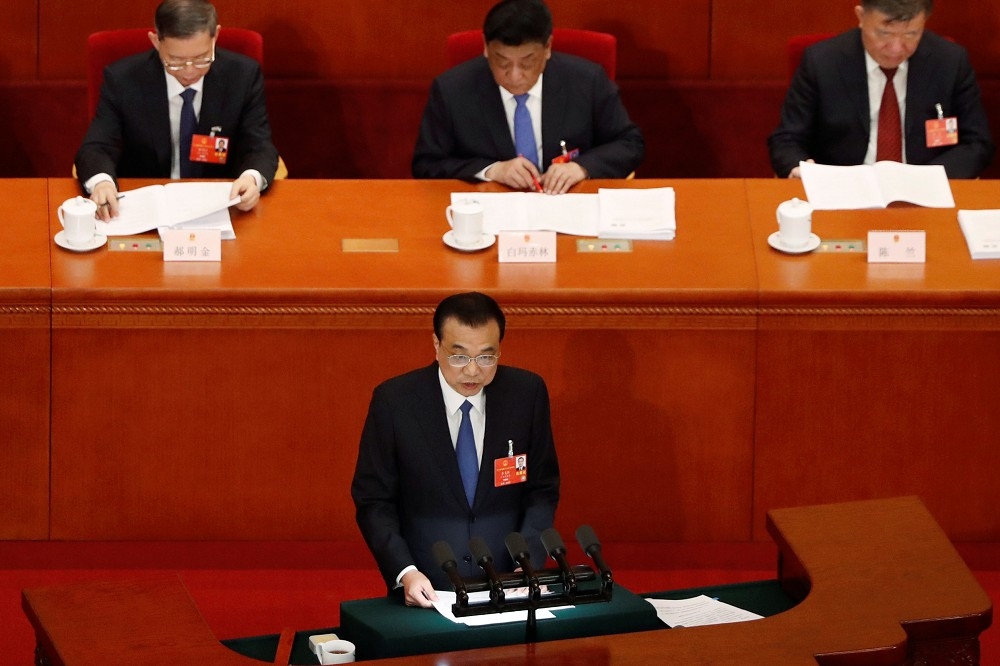 中國國務院總理發表工作報告時，未如過去領導人對台灣一貫使用的「和平統一」。（湯森路透）