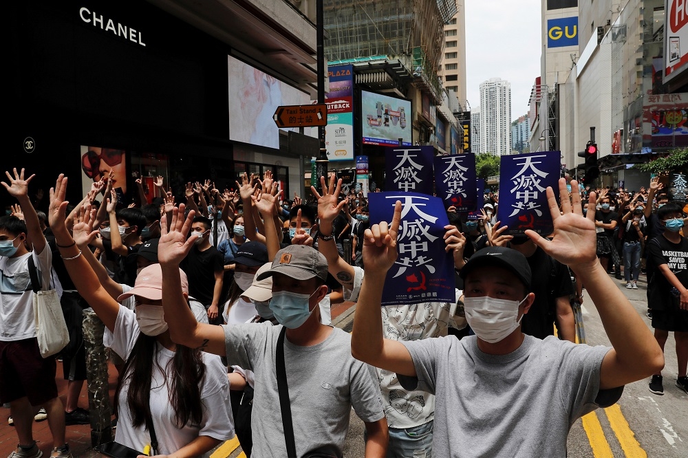 香港抗議者24日上街反對國安法。（湯森路透）