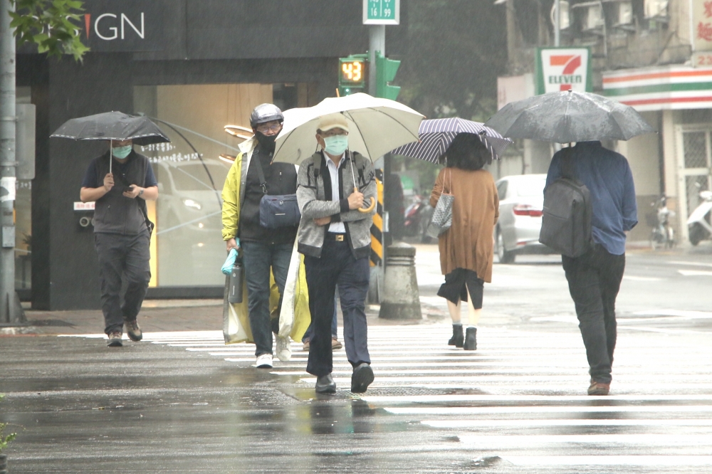 中央氣象局預告，26日晚起至28日梅雨鋒面再度影響台灣，全台有雨，西半部及東北部更有局部大雨發生機率。（資料照片／王侑聖攝）