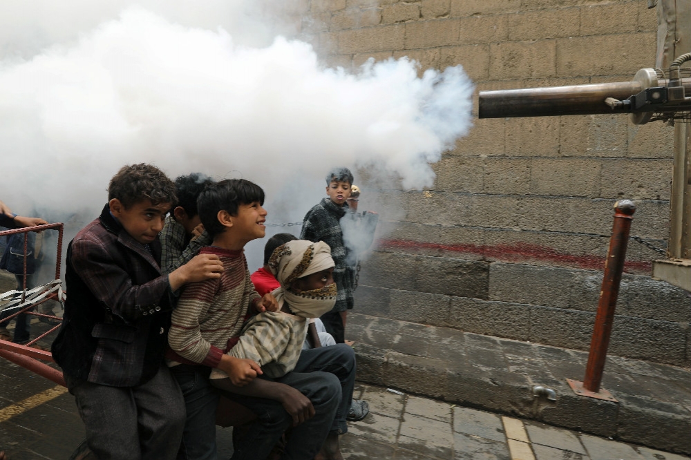 葉門防疫人員對街道和路人消毒。（湯森路透）