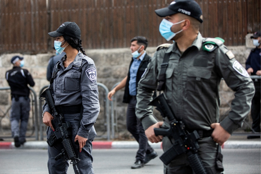 以色列警察戴口罩值勤。（湯森路透）