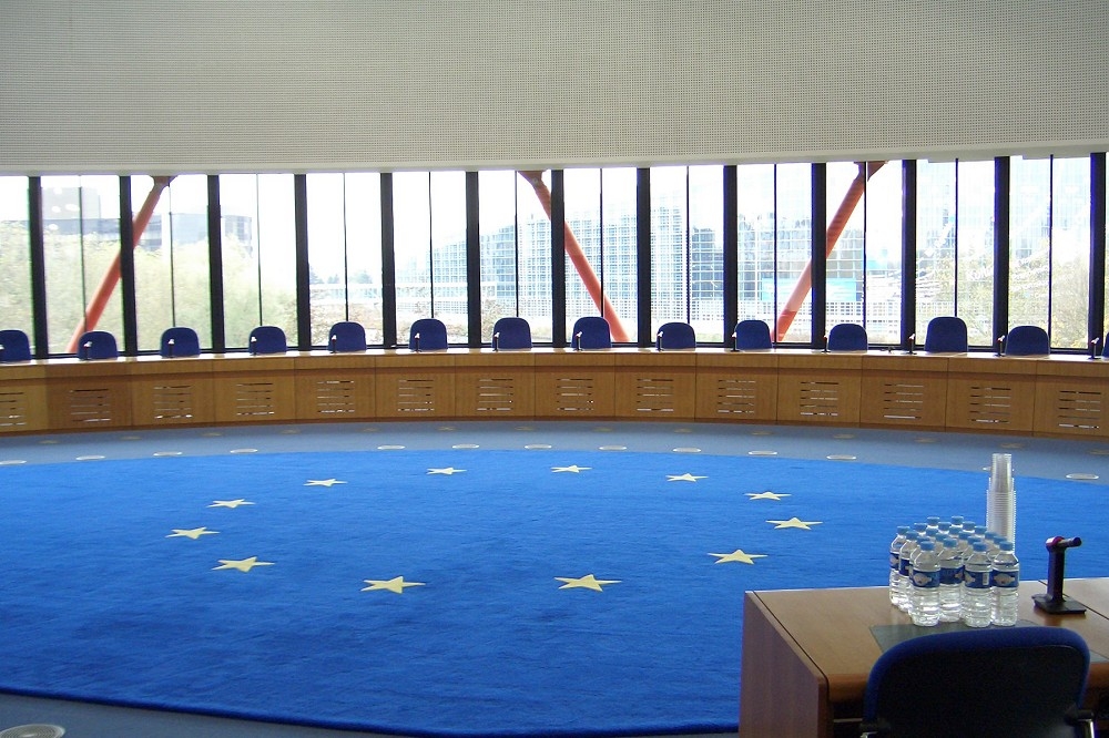 歐洲人權法院指責比利時法院的判決，正是法官沒有具體指明哪些證據用以證明被告被控訴的罪名、被告被控訴為犯罪的特定情節是什麼。（歐洲人權法院的法庭／維基百科）