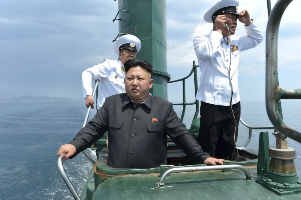金正恩2014年親自搭乘潛艦出海巡視。（湯森路透）