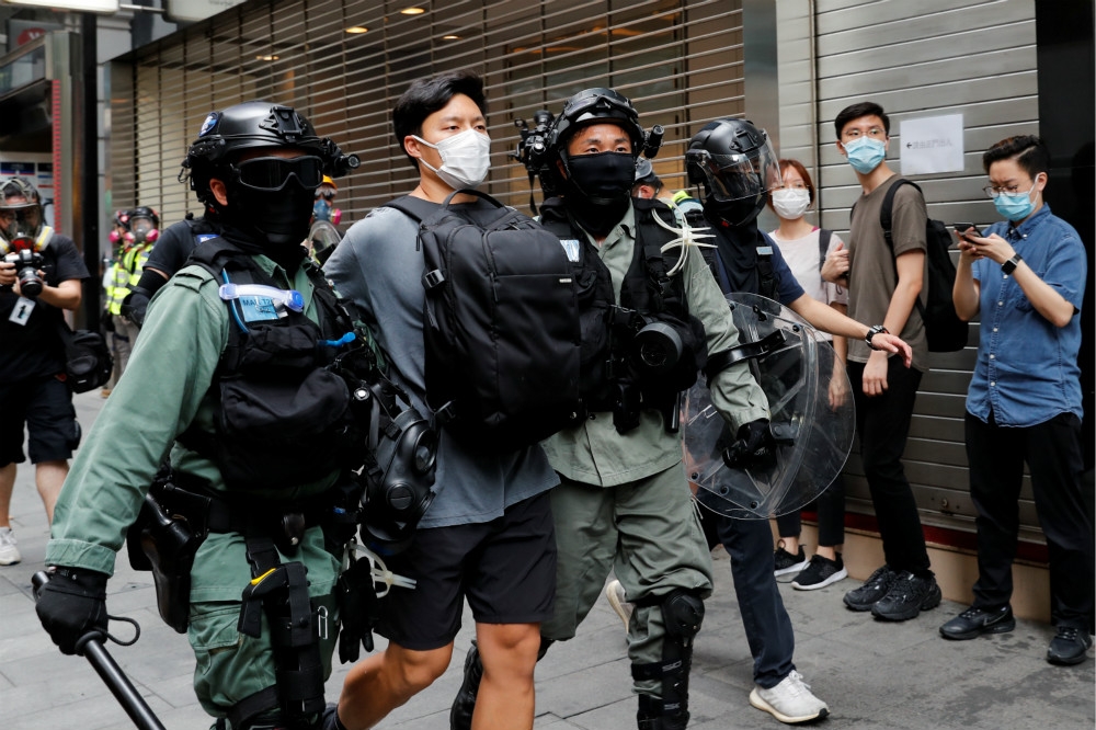 香港民眾再次發起抗爭，警方強力維安並逮捕多人。（湯森路透）