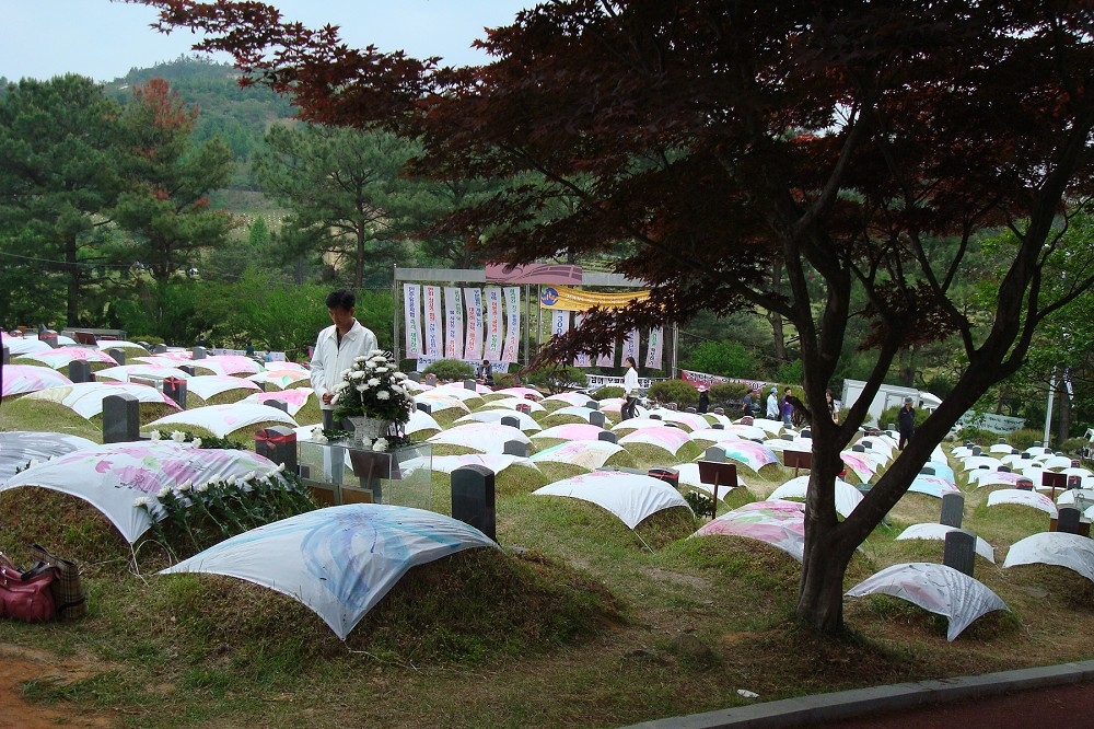 今年是韓國光州事件四十周年，受難者靈魂的目力所及，不再是縱橫交錯的人塔，而是肅穆安寧的公園。（維基百科）