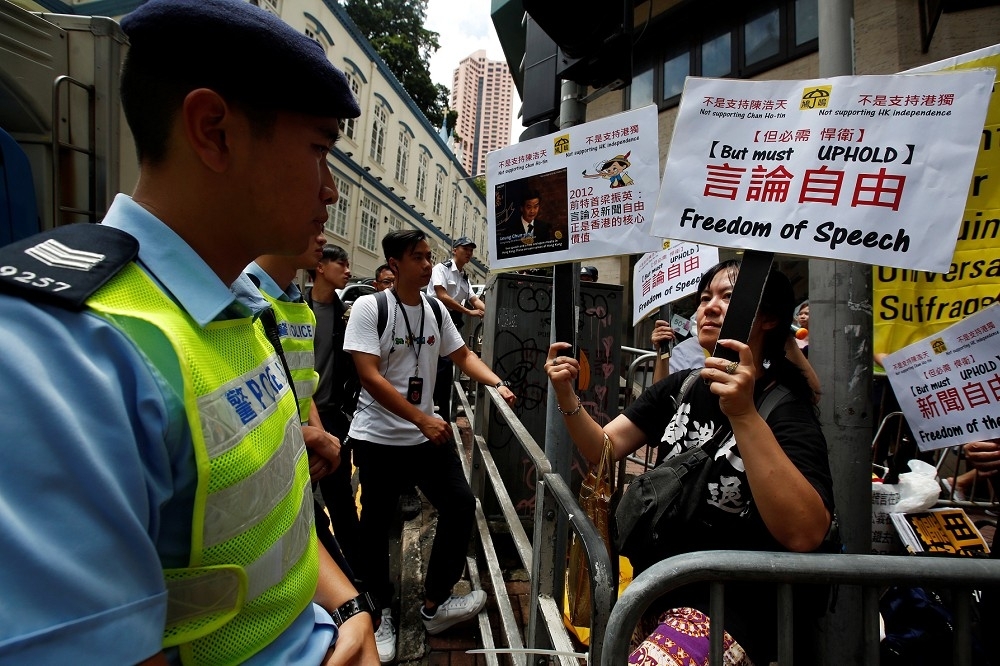 作者認為，香港人今後不但會集會遊行自由盡失，恐怕連言論自由也會不保！（湯森路透）