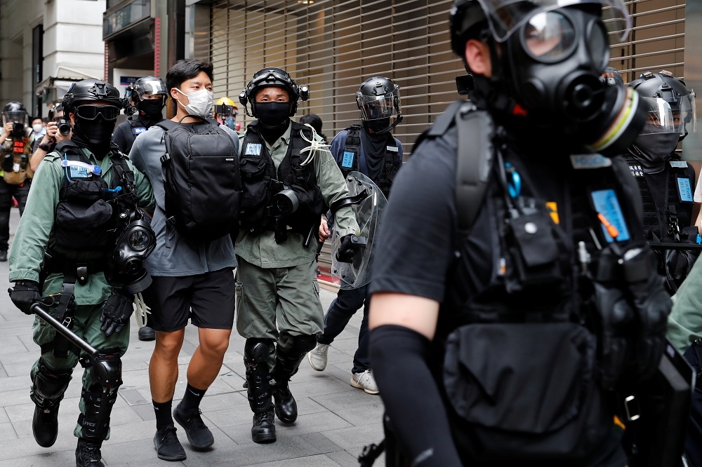 截至27日晚間9點半，香港警察表示，已逮捕逾360人。（湯森路透）