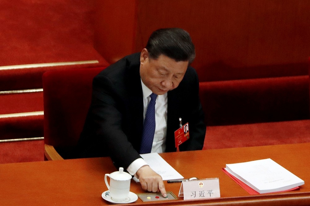 表決「港版國安法」時，中國國家主席習近平按下同意按鈕。（湯森路透）