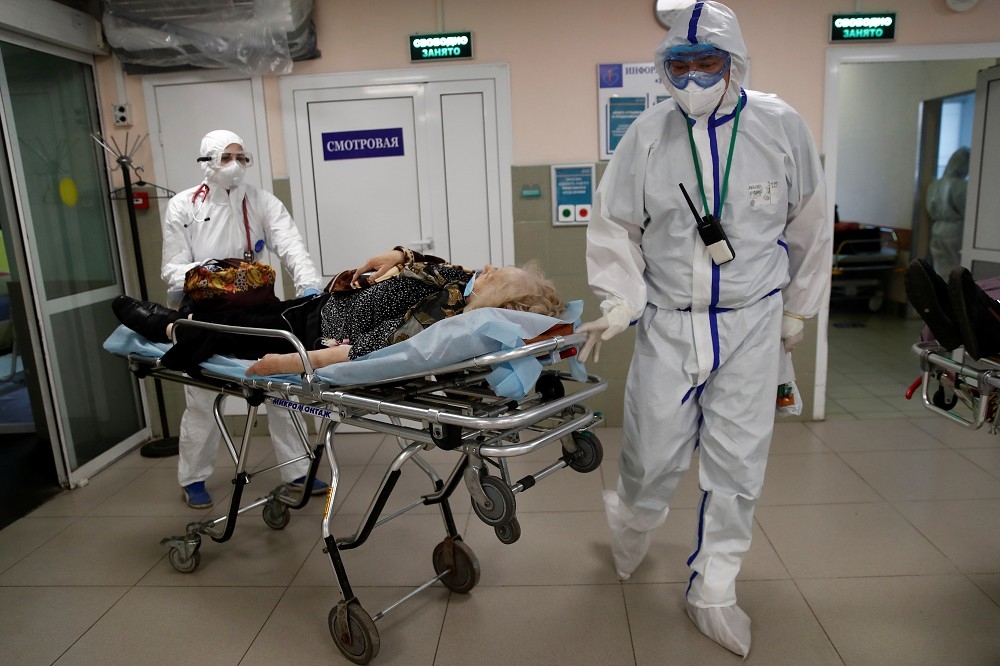 俄羅斯莫斯科醫護人員照護肺炎確診病患。（湯森路透）