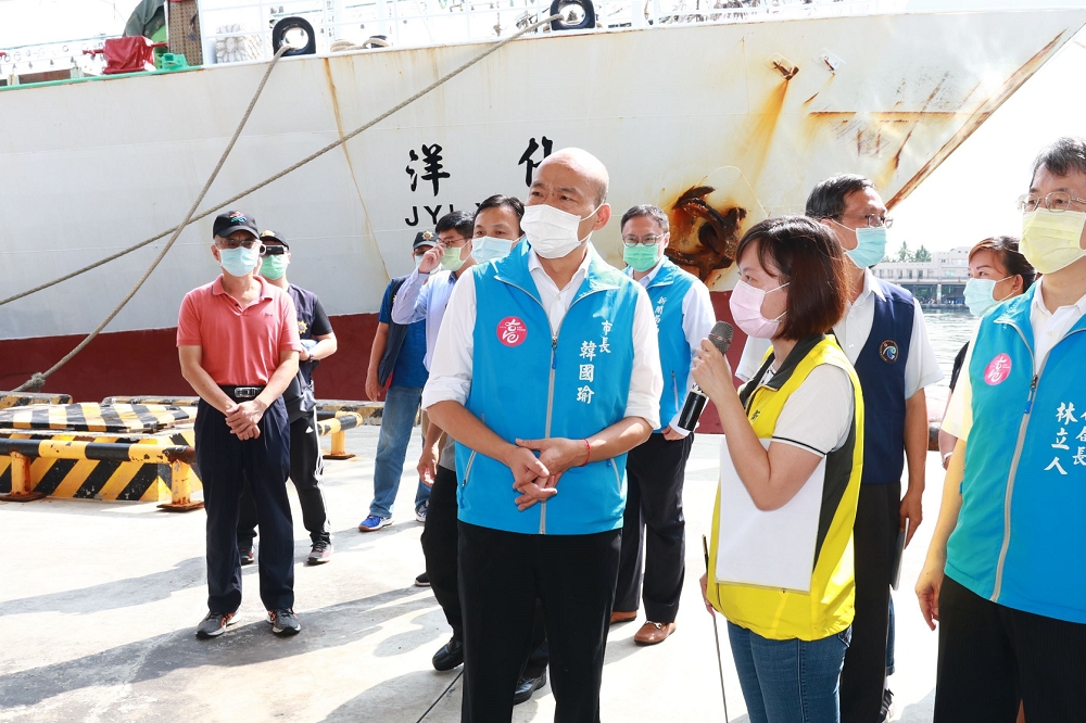 第一艘返國的魷釣漁船「佶洋號」，29日上午抵高雄前鎮漁港，市長韓國瑜到場視察。（高雄市府提供）