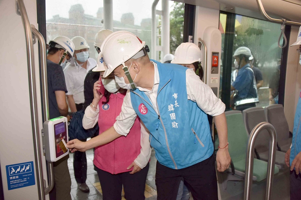 高雄市長韓國瑜關心輕軌施工進度，預定大南環路段年底完工通車。（高雄市政府提供）