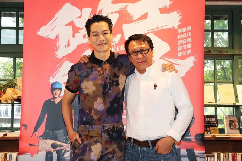 《做工的人》演員：薛仕凌（左）、游安順（大慕影藝提供）