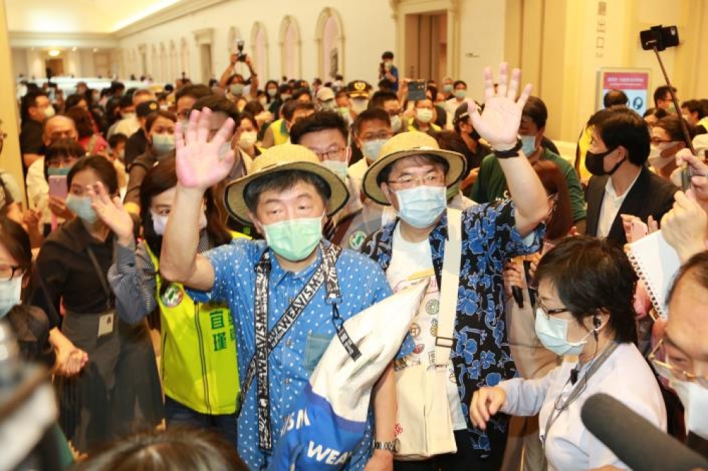 萬眾矚目的「防疫五月天」團隊，今（30）日展開二天一夜挺台南小旅行，首站就來到奇美博物館，媒體及民眾熱烈歡迎。(台南市政府提供)
