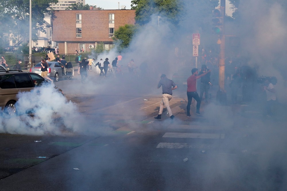 明尼亞波利斯警察朝抗議民眾扔擲催淚彈。（湯森路透）