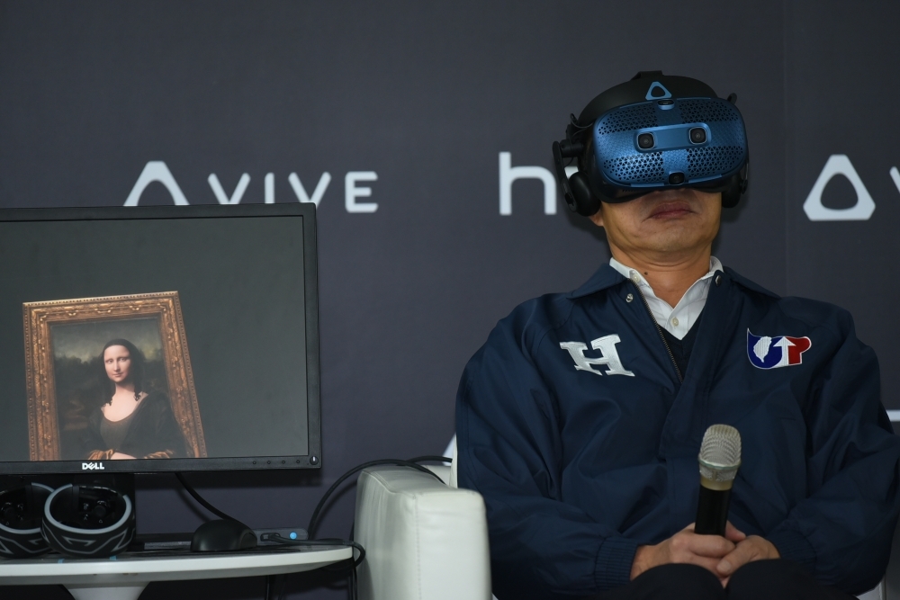 宏達電1日再傳精簡VR部門人力，但此次仍未公告確切裁員人數。圖為韓國瑜去年底參訪HTC營運總部。（資料照片／蔣銀珊攝）