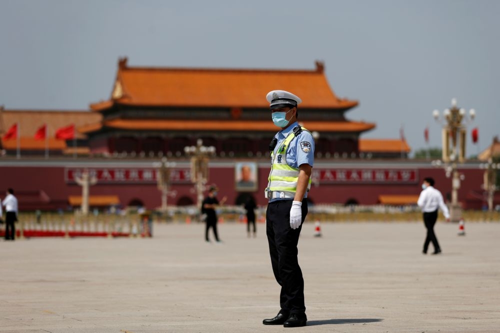 中國北京天安門前的公安。（湯森路透）