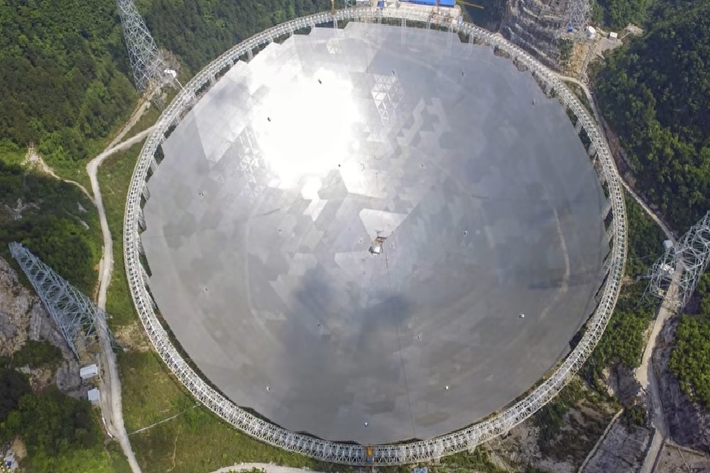 全球最大電波望遠鏡FAST位於中國貴州省，於2016年9月正式啟用。（取自Youtube）