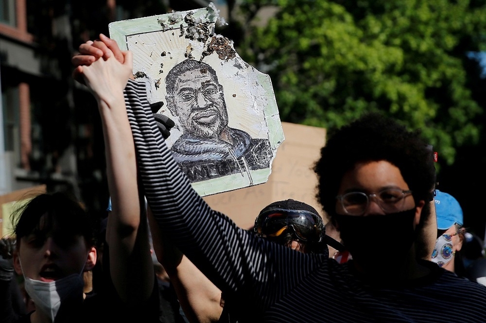 美國明尼蘇達州的非裔男性佛洛伊德遭警察壓頸喪命，引發各地民眾上街抗議。（湯森路透）