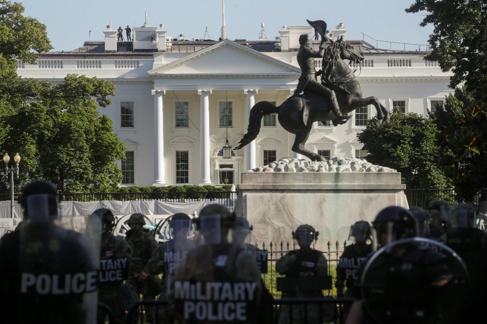 全美40多座城市宣布宵禁，白宮外也駐紮眾多警力防備。（湯森路透）