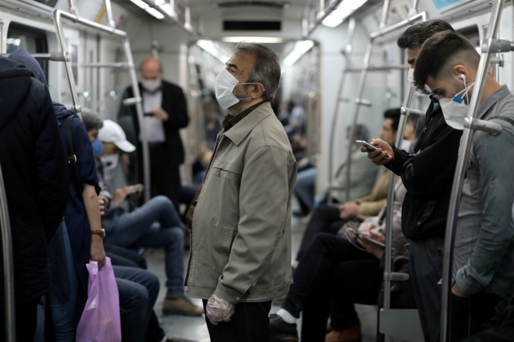 伊朗首都德黑蘭地鐵，開始出現解封搭車人潮。（湯森路透）