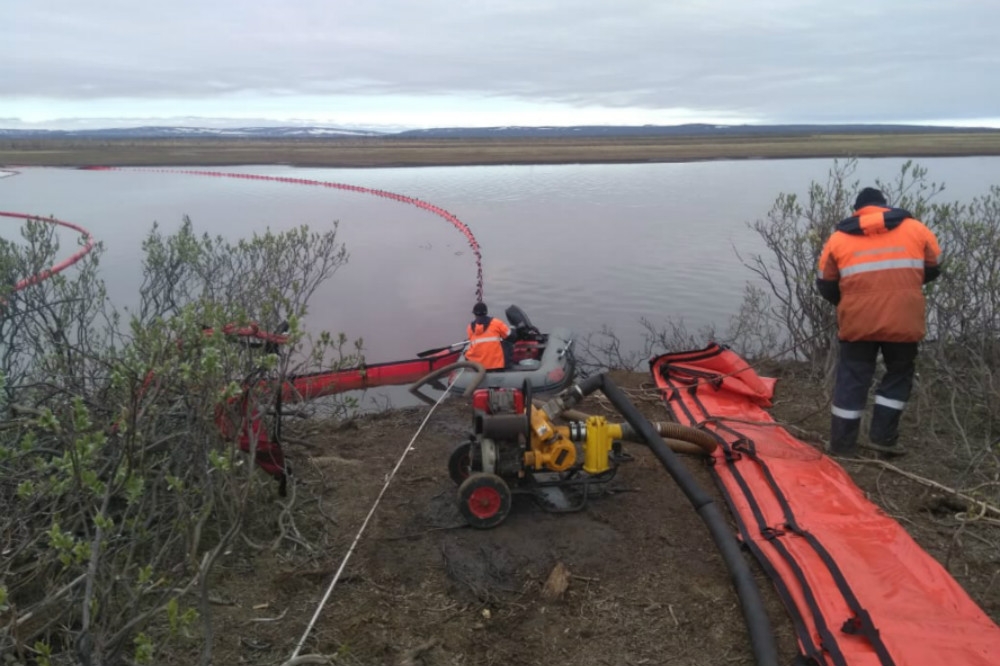 俄羅斯安柏那亞河發生漏油事故，大批環境清潔人員正在攔截油污擴散。（圖片取自海洋救援機構）