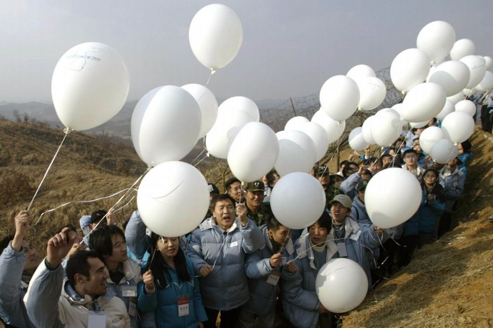 鼓吹統一的南韓人民在兩韓邊界施放汽球。（湯森路透）