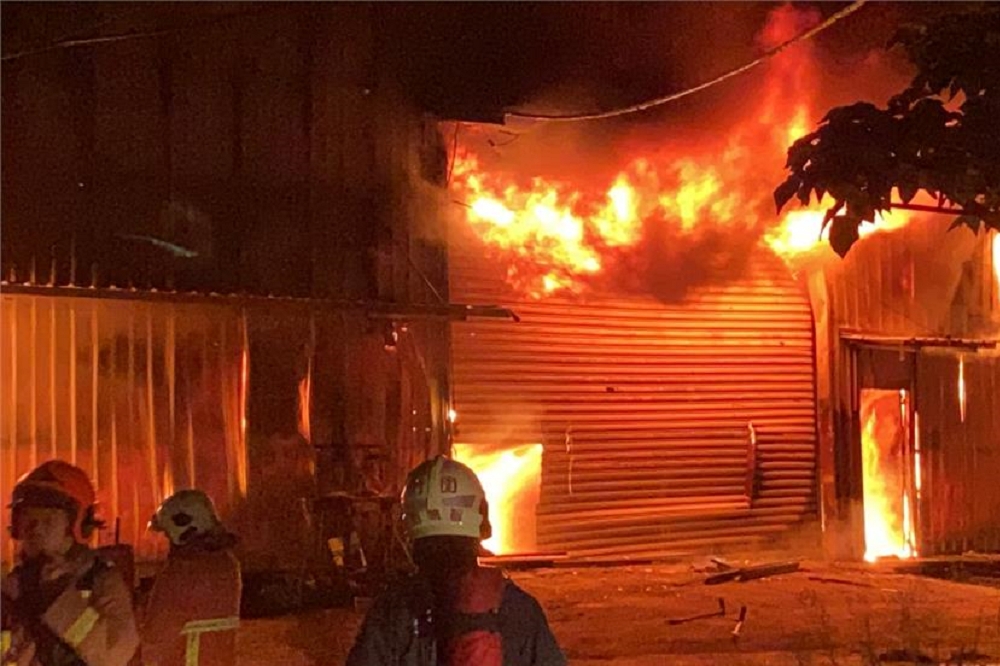 紙風車劇團位於新北市八里區的幕後工作室、工廠6日凌晨遭遇大火。(取自民視新聞台)