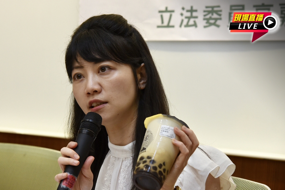 民進黨籍立委高嘉瑜8日上午舉辦「手搖飲應強制標示糖量、熱量 提醒國人每日糖攝取量」記者會。（蔣銀珊攝）