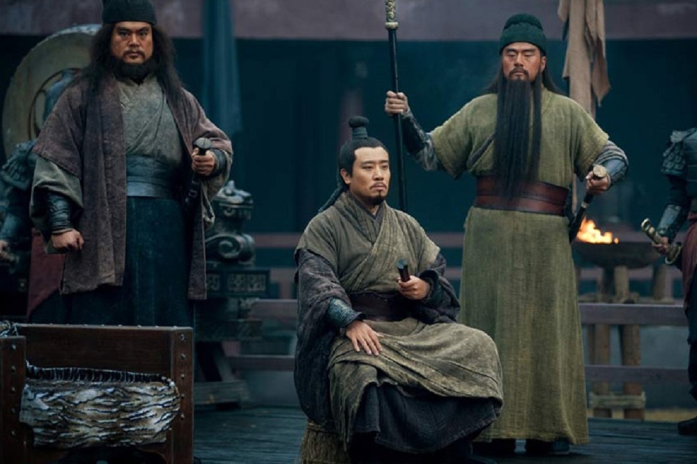 中國電視劇《三國》劇照，由左而右依序為張飛、劉備及關羽。（取自緯來育樂台官方網站）